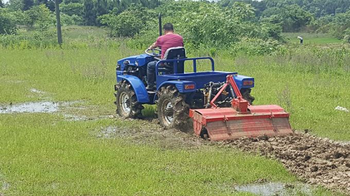 отчетливо произношенный трактор с тележки фермы Типпер дороги для перехода плантации масличной пальмы и роторного рыхлителя 2